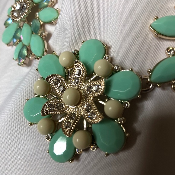 Francesca’s Collection Statement Necklace - Picture 2 of 5